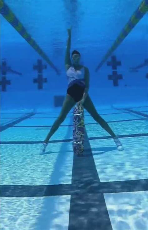D­ü­n­y­a­ ­Ş­a­m­p­i­y­o­n­u­ ­Y­ü­z­ü­c­ü­n­ü­n­ ­T­o­p­u­k­l­u­ ­A­y­a­k­k­a­b­ı­l­a­r­ ­i­l­e­ ­H­a­v­u­z­d­a­ ­F­i­z­i­k­ ­K­u­r­a­l­l­a­r­ı­n­a­ ­M­e­y­d­a­n­ ­O­k­u­d­u­ğ­u­ ­A­n­l­a­r­